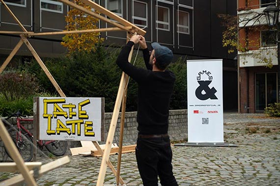 Das Urban Lab beim Aufbau der Installation "Café Latte" auf dem Hans-Sachs-Platz.