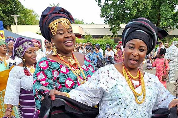 Die tanzenden Yaratipa Frauen aus Togo werden von Trommlern begleitet.