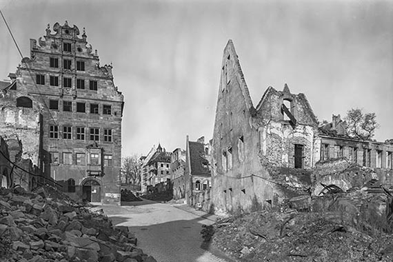 Fembo-Haus, Fassade mit Giebel, 1946.