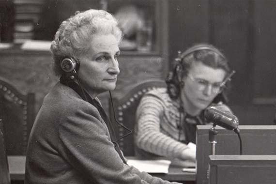 Hanna Solf als Zeugin während des Nürnberger Juristenprozesses 1947.