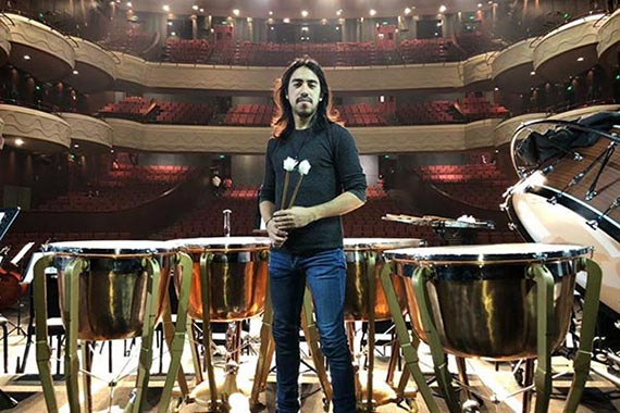 Der Schlagzeuger Fidel Zaldumbide.