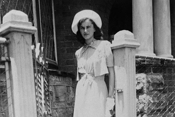 Ruth Weiss vor ihrem Elternhaus in Südafrika im Jahr 1941.