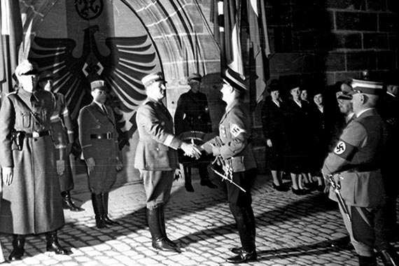 Nürnbergs Oberbürgermeister Willy Liebel begrüßt Gäste vor der Reichsjugendherberge in Nürnberg, 1938.