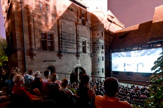 Open-Air-Kino im Schlosshof.