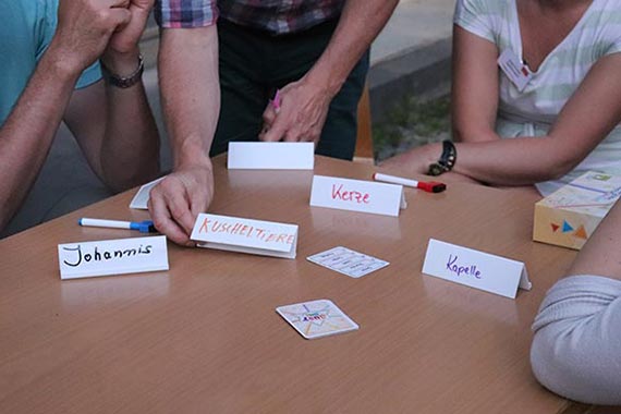Partyspiele machen bei schönem Wetter draußen noch mehr Spaß als drinnen.