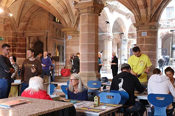 Auch im Foyer des Pellerhauses kann beim International Day of Play wieder gespielt werden.