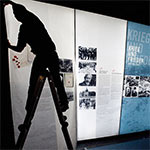 Die Fertigstellung der ersten Tafel der 2010 eröffneten Dauerausstellung im Memorium Nürnberger Prozesse.
