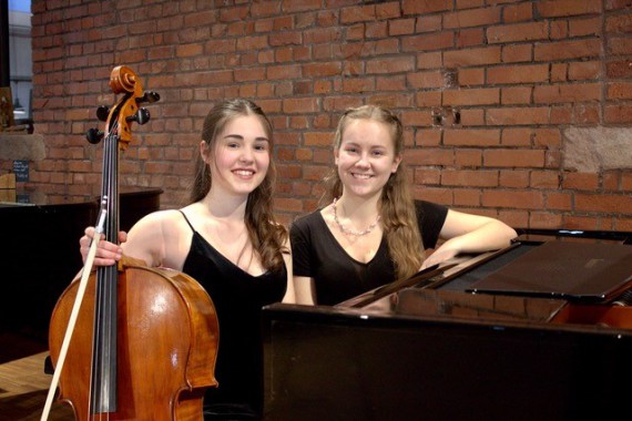 Poträt zweier Schülerinnen mit Klavier und Cello