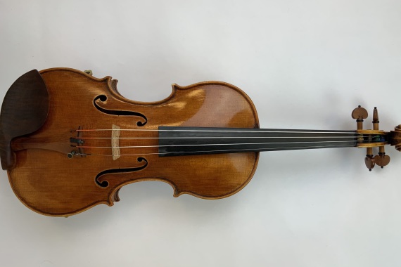 Frontansicht einer Geige