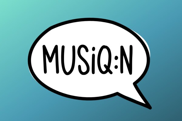 Sprechblasen auf blauem Hintergrund MUSIQ:N
