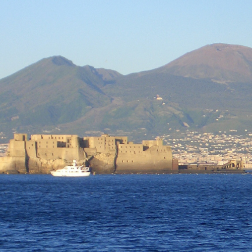 Vesuv Mit Castel Dell Ovo © Bild: Antonio Macrì