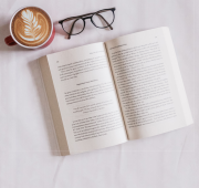 Buch, Lesebrille und Kaffee