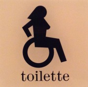 Toilette für Menschen mit Gehbehinderung
