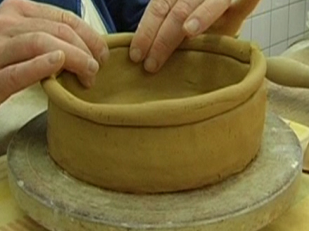 Foto von 2 Händen an einer Schale aus Ton. Die Person töpfert gerade diese Schale., Bild © Nachbarschaftshaus Gostenhof / Stadt Nürnberg