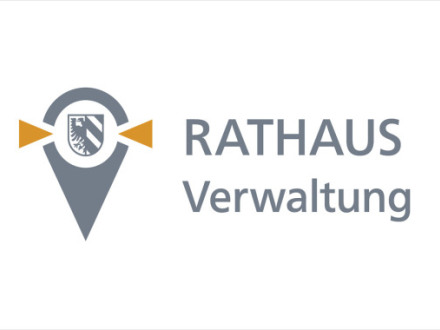 Das Zeichen sieht aus wie eine umgedrehte Träne. In dem runden Teil ist das Stadt·wappen von Nürnberg. 2 orangene Drei·ecke zeigen auf das Wappen. Rechts neben dem Zeichen stehen die Wörter RATHAUS und Verwaltung., Bild © Amt für Kommunikation und Stadtmarketing / Stadt Nürnberg