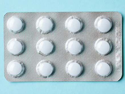Foto von weißen Tabletten in einer Verpackung zum Heraus·drücken., Bild © Mara Zemgaliete / stock.adobe