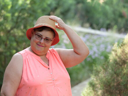 Foto von einer Frau mit einem Sonnen·hut., Bild © Anthony Sensa Por / stock.adobe