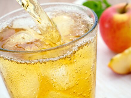 Foto von einem Glas mit Apfel·schorle., Bild © Stephan Hartmann / stock.adobe