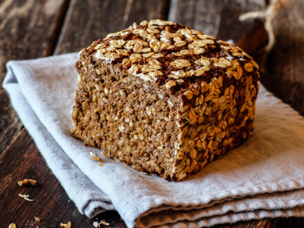 Foto von einem halben Voll·korn·brot., Bild © ji_images / stock.adobe