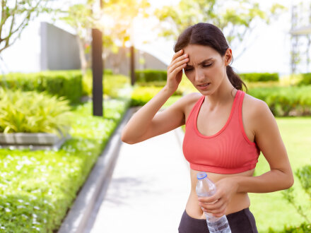 Foto von einer Frau beim Sport in der Hitze. Der Frau geht es nicht gut., Bild © Nutlegal / stock.adobe
