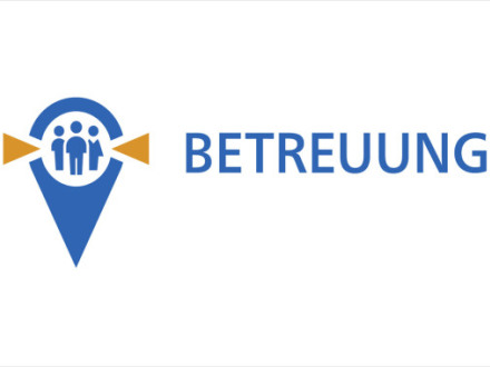 Das Zeichen sieht aus wie eine umgedrehte Träne. In dem runden Teil sind 3 Personen. 2 orangene Drei·ecke zeigen auf die Personen. Rechts neben dem Zeichen steht das Wort BETREUUNG., Bild © Amt für Kommunikation und Stadtmarketing / Stadt Nürnberg