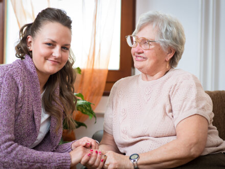 Foto von einer freundlichen jungen Frau und einer freundlichen älteren Frau., Bild © Hunor Kristo / stock.adobe