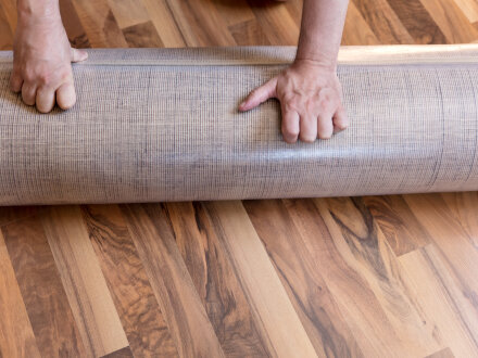 Foto von einem Teppich. Der Teppich ist zusammen·gerollt., Bild © M. Dörr & M. Frommherz / stock.adobe