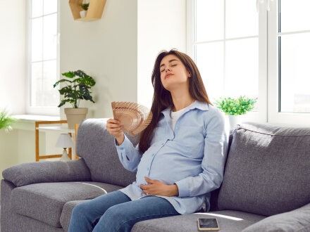 Foto von einer schwangeren Frau bei Hitze., Bild © Studio Romantic / stock.adobe