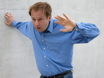 Foto von einem Mann. Dem Mann ist schwindlig., Bild © ArTo / stock.adobe