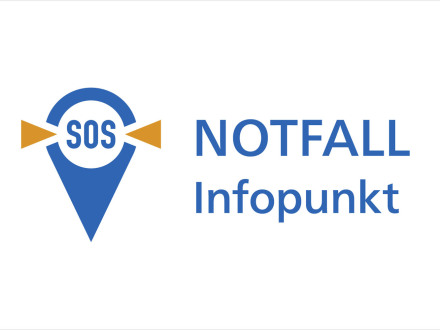 Das Zeichen sieht aus wie eine umgedrehte Träne. In dem runden Teil steht SOS. 2 orangene Drei·ecke zeigen auf das Wort SOS. Rechts neben dem Zeichen stehen die Wörter NOTFALL und Infopunkt., Bild © Amt für Kommunikation und Stadtmarketing / Stadt Nürnberg