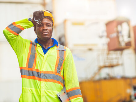 Foto von einem Bau·arbeiter in Schutz·kleidung bei Hitze., Bild © Quality Stock Arts / stock.adobe