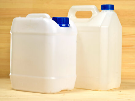 Foto von 2 leeren Wasser·kanistern aus Plastik., Bild © Makalish / stock.adobe