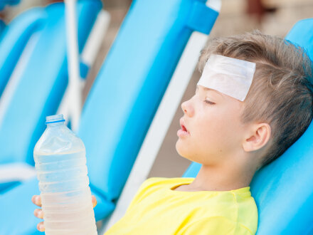 Foto von einem Jungen mit einem Sonnen·stich., Bild © Ermolaev Alexandr / stock.adobe