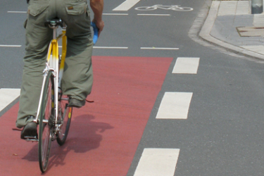 Fahrradfahrer auf ausgewiesenem Radweg