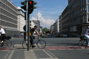 Fahrradfaherer auf sicheren Radwegen in der Stadt