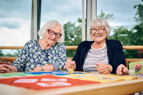 Seniorinnen spielen im Sparkassenhaus
