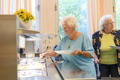 Seniorinnen am Frühstücksbuffet am Platnersberg