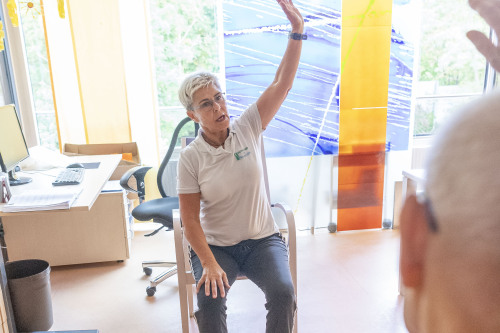 Mitarbeiterin der Geriatrischen Rehabilitation in einer Therapiesitzung