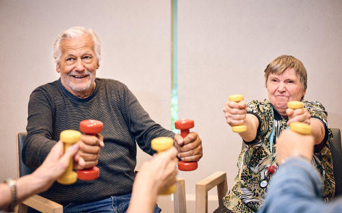Senior und Seniorin bei der Gymnastik im August-Meier-Haus