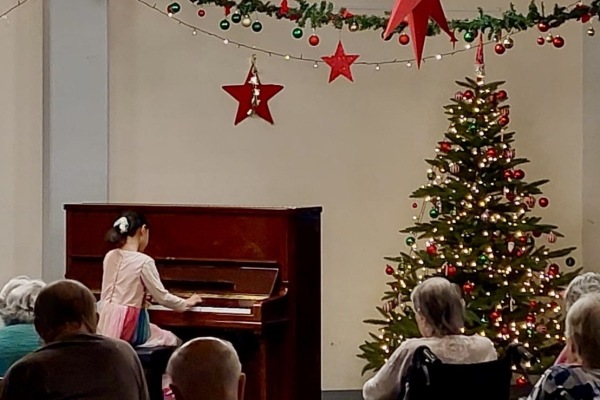 Die Musikschule Nürnberg zu Besuch im Sebastianspital für ein feierliches Weihnachtskonzert