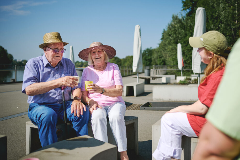 Bild © HARRY BELLACH / NürnbergStift Seniorin und Senior trinken etwas am Wöhrder See, Bild © HARRY BELLACH / NürnbergStift
