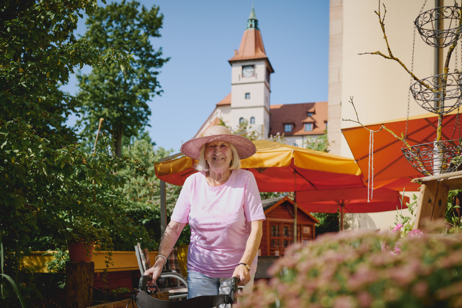 Bild © HARRY BELLACH / NürnbergStift Seniorin im Garten der Tagespflege Sebastianspital, Bild © HARRY BELLACH / NürnbergStift