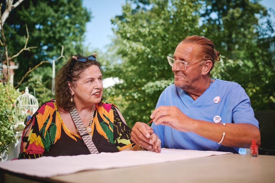 Bild © HARRY BELLACH / NürnbergStift Pflegekraft und Seniorin beim Nägel lackieren im Garten der Tagespflege Sebastianspital, Bild © HARRY BELLACH / NürnbergStift
