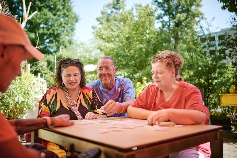 Bild © HARRY BELLACH / NürnbergStift Spielen im Garten der Tagespflege Sebastianspital, Bild © HARRY BELLACH / NürnbergStift