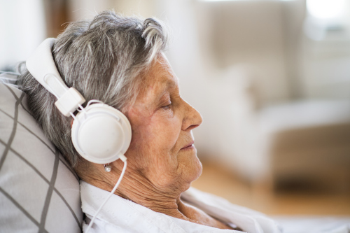Seniorin beim Musikhören