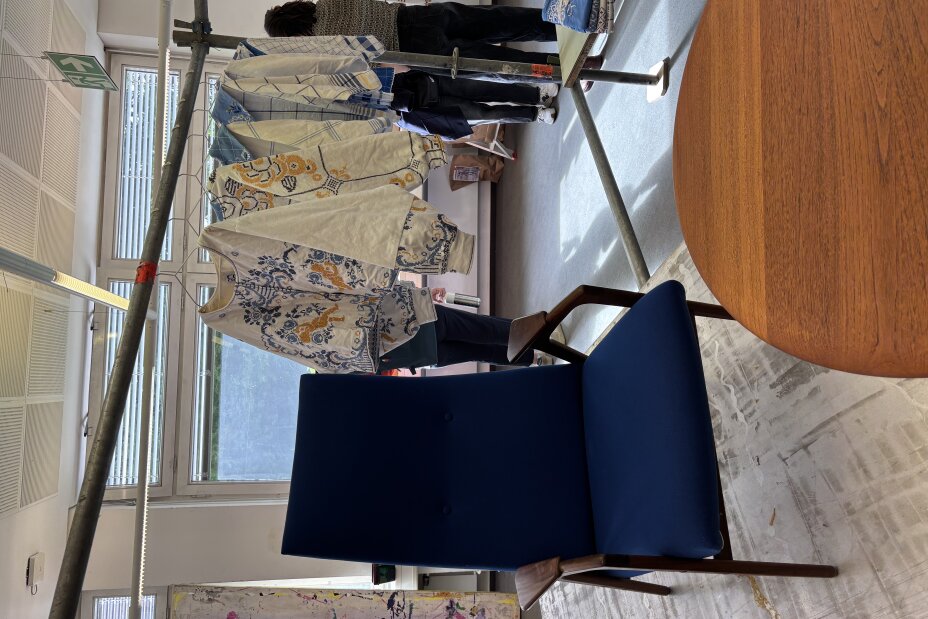 Aufgepolsteter Sessel der Besitzbar und Upcyclingmode von ONCE there was a festive table, Bild © Samuel Rosport