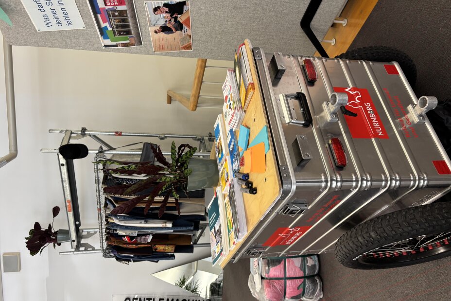 Kleidung von GentleMachine und der Infostand des Referats für Umwelt und Gesundheit, Bild © Samuel Rosport