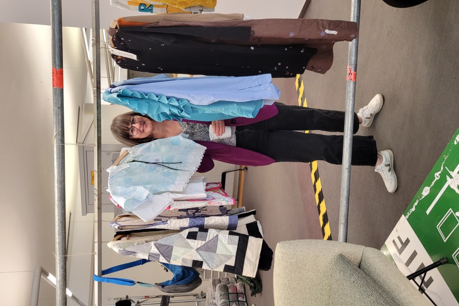 Britta Walthelm bei der "Zukunftsluft schnuppern" Veranstaltung des Zirkulären Kaufhauses für Nürnberg mit Upcyclingmode von Cinta.Case, Bild © Dr. Nicola Mögel