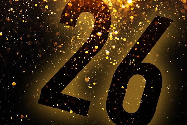 Goldener, glitzernder Hintergrund. Darauf die Zahl 26.