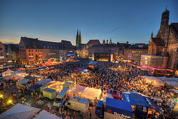 Die Bühne am Hauptmarkt beim Bardentreffen